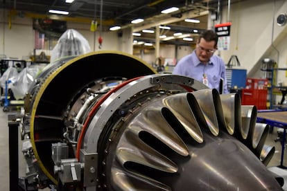 Un trabajador de la divisi&oacute;n aeroespacial de Honeywell en la planta que la compa&ntilde;&iacute;a tiene en Arizona