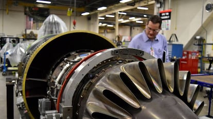 Un trabajador de la divisi&oacute;n aeroespacial de Honeywell en la planta que la compa&ntilde;&iacute;a tiene en Arizona