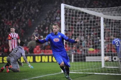 Maxi López celebra su gol.