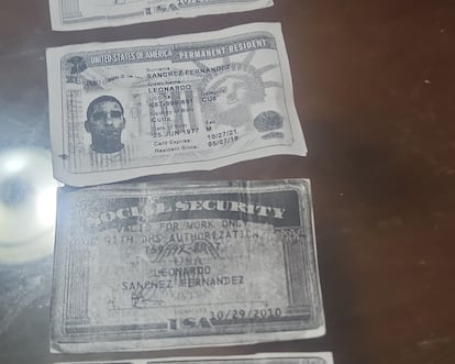 Tarjeta de residencia del cubano Leonardo Sánchez.