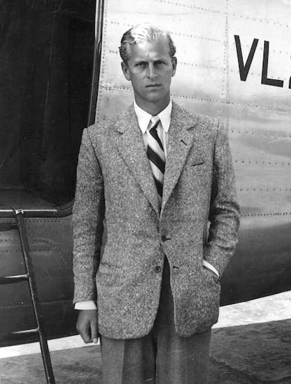 Felipe en 1947, cuando todavía era el lugarteniente Philip Mountbatten, prometido de la princesa Isabel, posa junto al avióntras regresar de unos días en Balmoral con su futura familia política.