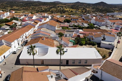 La vista aérea de la Casa Borrero, de Studio Wet, revela el inusual formato de su patio y cómo la vivienda encaja en el contexto de la población.