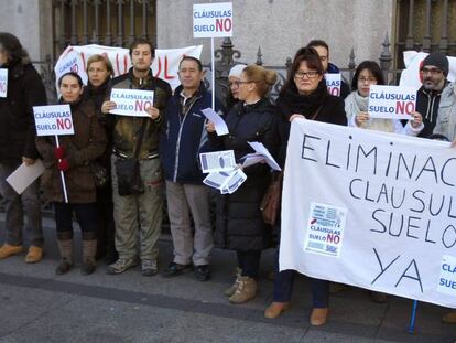 En la imagen, concentración de miembros de la plataforma de afectados por las cláusulas suelo. EFE/Archivo