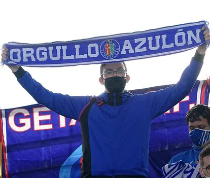 Jorge Sancho posa con una bufanda del Getafe CF en el Coliseum Alfonso Pérez.