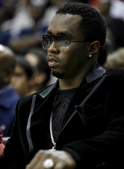 El rapero estadounidense Sean John Combs, antes como conocido como Diddy o P.Diddy, acude al partido de la NBA de baloncesto entre los Mavericks de Dallas y los Rockets de Houston en el estadio Toyota Center ayer en Houston, Texas (Estados Unidos). Los Mavericks ganaron a los Rockets por 100-94.