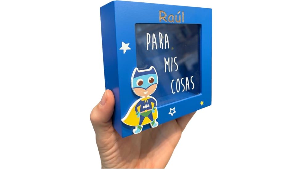 Hucha superhéroe de madera.