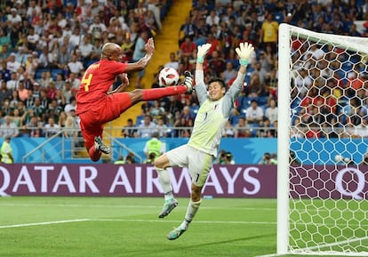 O belga Vincent Kompany chuta na área durante a partida de oitavas de final entre Bélgica e Japão, em 2 de julho de 2018.