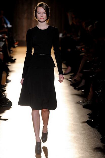 Roland Mouret ha diseñado este delicado vestido en negro con cinturón de piel a juego para su colección otoño-invierno 2012.