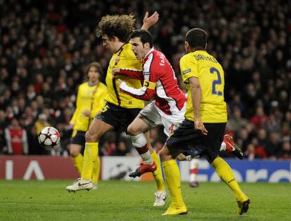 Puyol forcejea con Cesc en la jugada que derivó en el penalti a favor del Arsenal y la expulsión del capitán azulgrana.