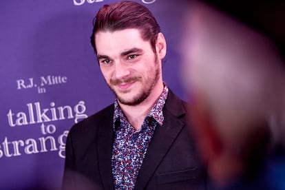 RJ Mitte en un pase de su última película, 'Talking To Strangers', en el teatro Fine Arts de Beverly Hills, California, el 20 de septiembre de 2026.