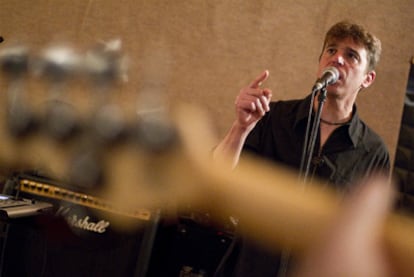 Javier Ojeda, durante un ensayo de las canciones incluidas en su próximo trabajo, <i>Re-versos</i>.