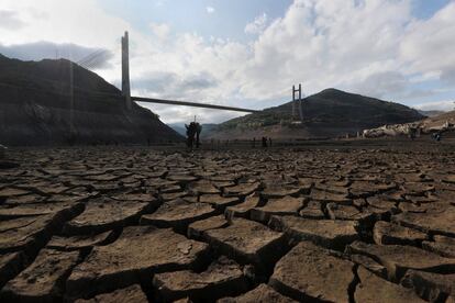 Estado del embalse de Barrios de Luna, en el norte de la provincia de León (Castilla y León), al 7% de su capacidad el 31 de agosto de 2017.