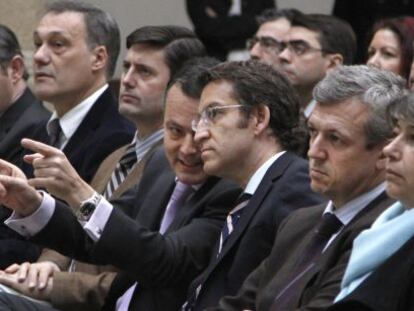 Hernández da explicaciones a Feijóo durante la presentación del plan del litoral, en enero de 2010