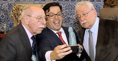 David Erguido (en el centro de la imagen) y Joaqu&iacute;n Leguina durante el reconocimiento de los empresarios de la Gran V&iacute;a.