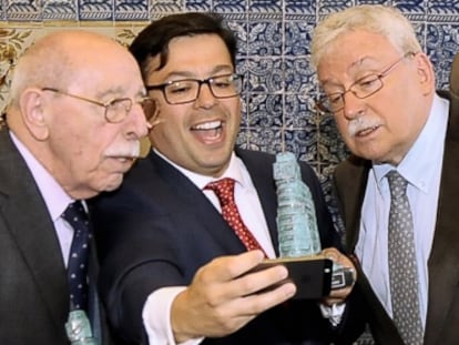 David Erguido (en el centro de la imagen) y Joaquín Leguina durante el reconocimiento de los empresarios de la Gran Vía.