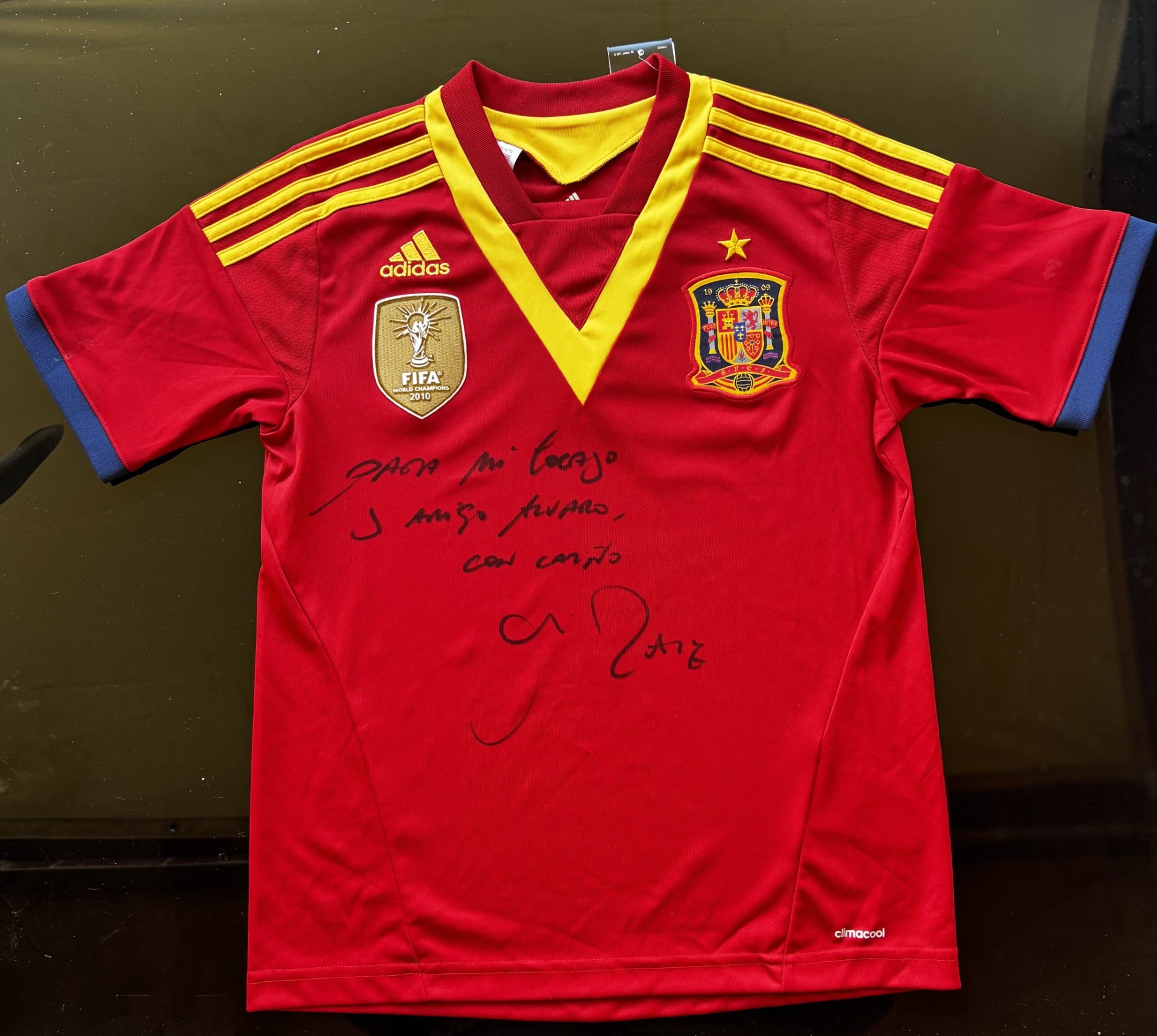 Camiseta de la selección española dedicada por Arbeloa para Alavarete. 