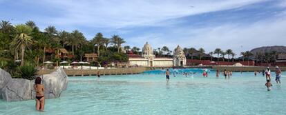 El Palacio de las Olas de Siam Park, con su enorme piscina y sus tres torres de estilo tailandés al fondo.