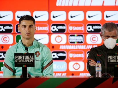 Cristiano Ronaldo junto al seleccionador portugués Fernando Santos.