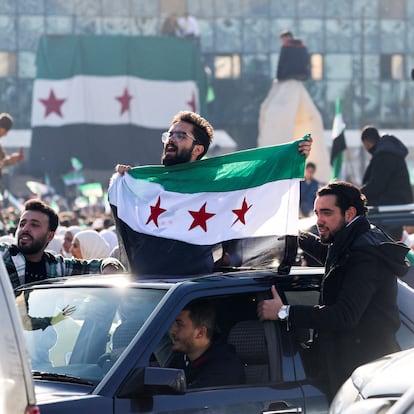 A man holds a flag adopted by the Syrian new rulers, after Syria's Bashar al-Assad was ousted, in central Damascus, Syria, December 15, 2024. REUTERS/Amr Abdallah Dalsh