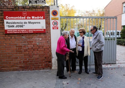 Varios mayores en la puerta de la residencia San Jos&eacute;.