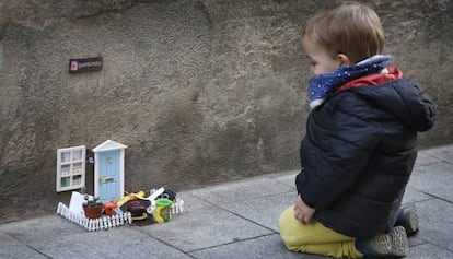 Un nen observa la casa del ratolí, a Sabadell.
