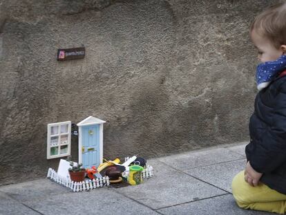 Un nen observa la casa del ratolí, a Sabadell.