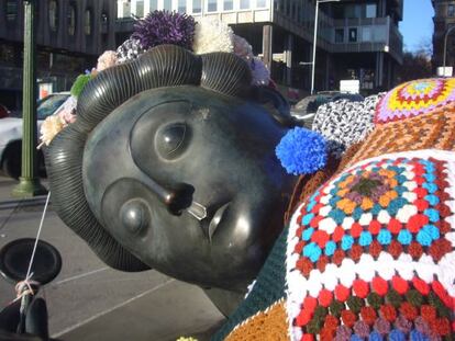 Intervención en la escultura de la Dama del Espejo de Botero, en el paseo de la Castellana.