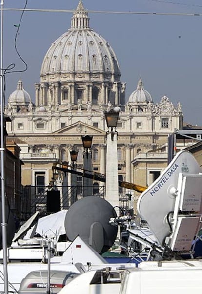 Antenas parabólicas instaladas en la plaza de San Pedro de Roma.