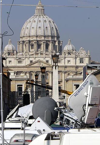 Antenas parabólicas instaladas en la plaza de San Pedro de Roma.