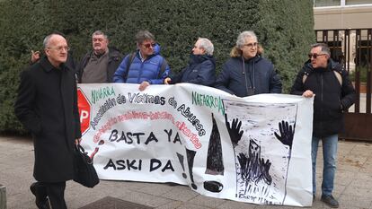 Un grupo de víctimas de la Iglesia protesta ante la sede de la Conferencia Episcopal, durante la asamblea plenaria de los obispos, este marzo.