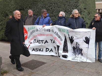 Un grupo de víctimas de la Iglesia protesta ante la sede de la Conferencia Episcopal, durante la asamblea plenaria de los obispos, este marzo.