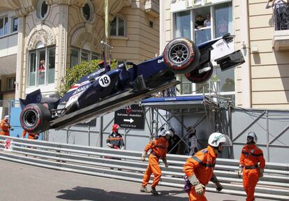 El coche del venezolano Pastor Maldonado es retirado de pista.