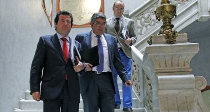 El vicepresidente José Ciscar y el consejero de Hacienda, José Manuel Vela, ayer.