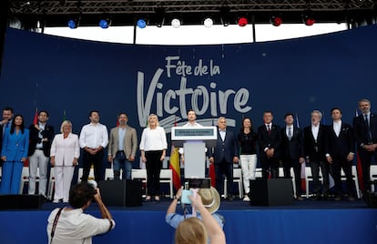 Dirigentes de ultraderecha de nueve países europeos, el lunes en la Fiesta de la Victoria, en Mormant-sur-Vernisson (Francia).