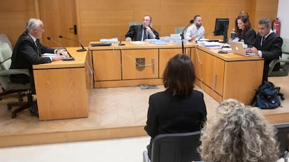 El juez Manuel Piñar, en el centro de la mesa, durante el juicio contra Juana Rivas.