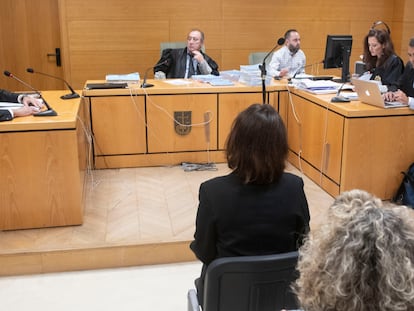 El juez Manuel PIñar, al fondo, durante el juicio a Juana Rivas, en junio de 2018.