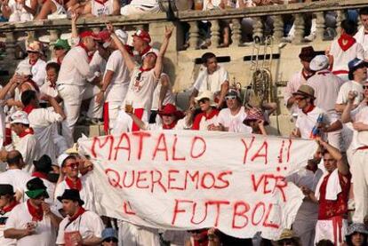 Pancarta que apareció en los tendidos al final de una tarde aburrida y más futbolera que taurina.