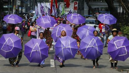 Mujeres marchan durante una manifestación que marca el Día Internacional de la Mujer, en Manila, Filipinas.