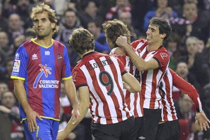 Llorente y Javi Martínez felicitan a Amorebieta tras su gol.