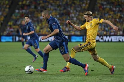 Tymoshchuk persigue a Benzema en una acción del partido.