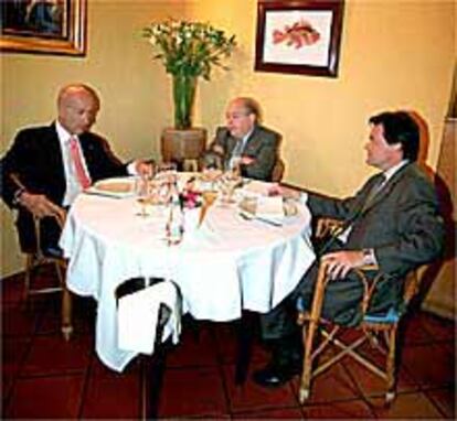 Josep Antoni Duran Lleida, Jordi Pujol y Artur Mas, el pasado miércoles, en un restaurante de la Barceloneta.