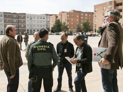 Un agent de la Gu&agrave;rdia Civil xerra amb els trabucaires.