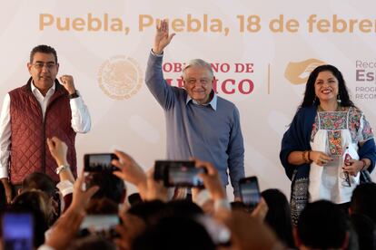 Andrés Manuel López Obrador, al centro, durante la entrega de obras del patrimonio cultural de Puebla, el 18 de febrero 2024.