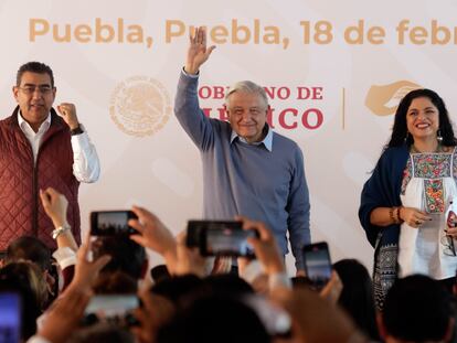 Andrés Manuel López Obrador, al centro, durante la entrega de obras del patrimonio cultural de Puebla, el 18 de febrero 2024.