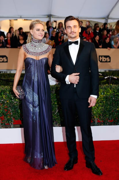 El actor Rupert Friend, conocido por su papel de Peter Quinn en la serie Homeland, acudió junto a su pareja Aimee Mullins.