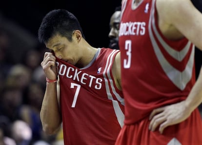 Jeremy Lin, de los Rockets, se lamenta durante el duelo frente a los Spurs.