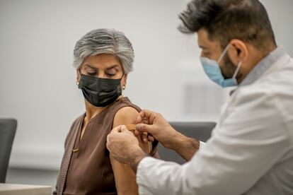 Al enfermar por covid-19, el sistema inmune actúa frente a todas las proteínas del virus, y genera anticuerpos tanto para la proteína de la nucleocápside (anti-N) como para la de las espículas (anti-S). En cambio, después de la vacuna solo va a producir anticuerpos anti-S.