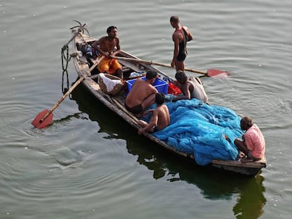 Un grupo de pescadores en el Ganges en la ciudad de Allahabad, en India.