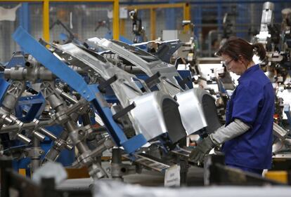 Una operaria en la cadena de producción de la planta de Ford.