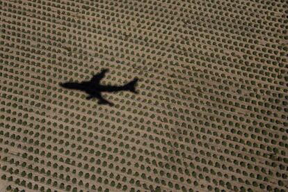 La sombra del Air Force One es vista sobre un cultivo de California después de despegar del Aeropuerto Castle, en Merced, California.